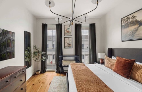 Faubourg Lafayette Hotel | Designer 7 bedroom Oasis | Heated Pool & Spa