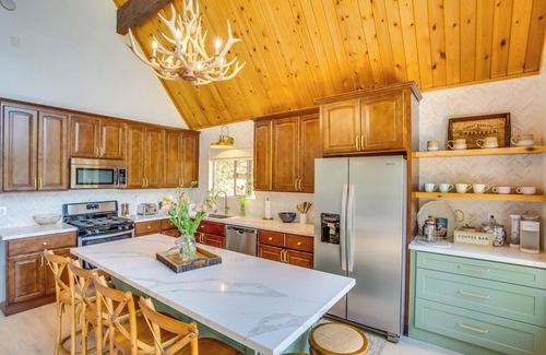 Lake Arrowhead Cottage | Designer A-frame in Lake Arrowhead w/Game Room