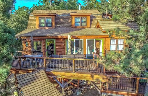 Idyllwild Cabin | Designer cabin treehouse on acre with amazing views and privacy