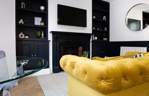Canton Apartment | Designer Cardiff Apartment with Free Parking
