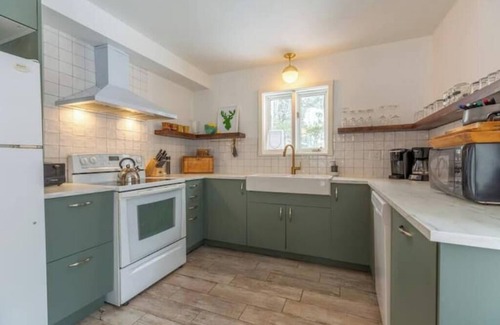 Chertsey Cottage | Designer Cottage with Hot Tub on Lake Paré