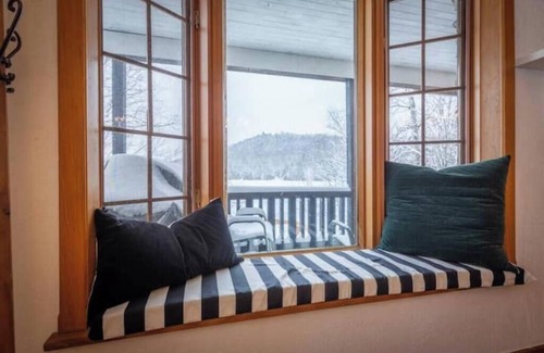 Chertsey Cottage | Designer Cottage with Hot Tub on Lake Paré