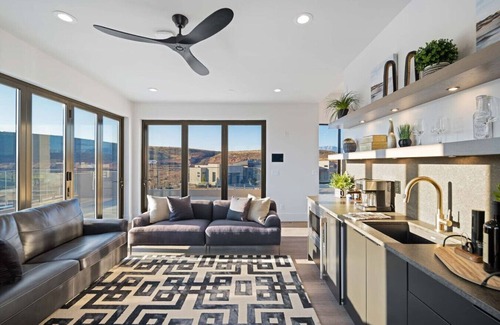 Hurricane Apartment | Designer Golf Retreat~ Pool Rooftop Hot Tub