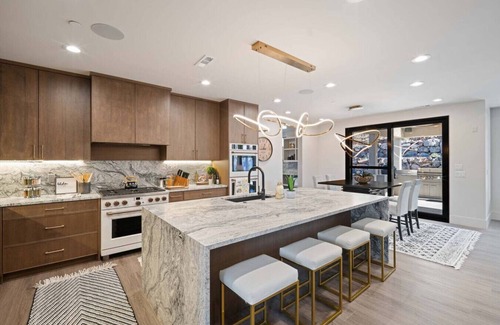Hurricane Apartment | Designer Golf Retreat~ Pool Rooftop Hot Tub