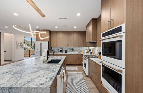 Hurricane Apartment | Designer Golf Retreat~ Pool Rooftop Hot Tub