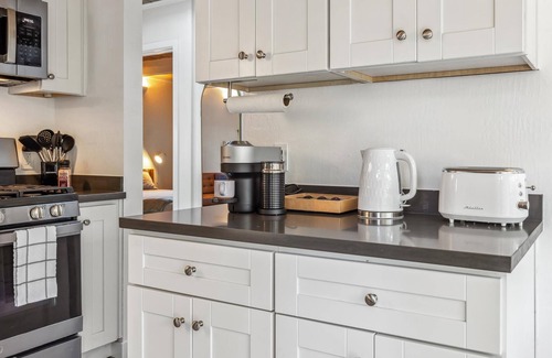 Menlo Park House | Designer Home Near Stanford/Tech Hub+AC/Gym/Office/BBQ. Two Bed/One Bath.