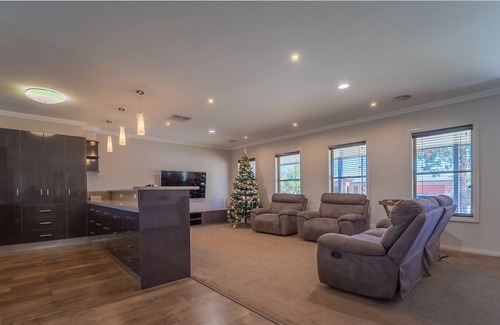 Maiden Gully House | Designer Home with Spa Bathtub and BBQ