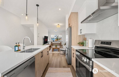 Springbank Hill Apartment | Designer-Inspired Home » King Bed » Garage » AC