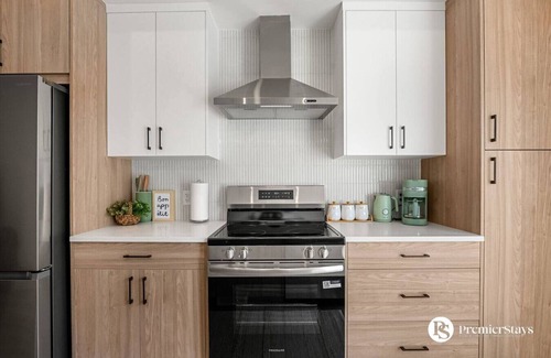 Springbank Hill Apartment | Designer-Inspired Home » King Bed » Garage » AC