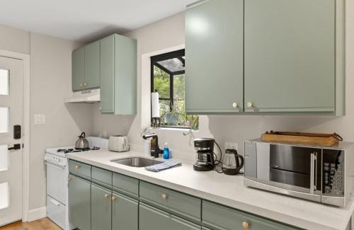 Hollywood Hills West Apartment | Designer Laurel Canyon Retreat, Hollywood Hills