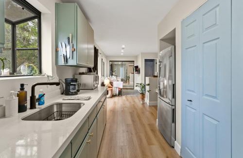 Hollywood Hills West Apartment | Designer Laurel Canyon Retreat, Hollywood Hills