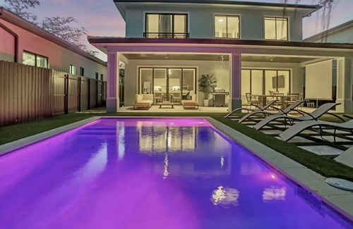 Tarpon River House | Designer's Dream in FTL-Pool, Theater, Luxurious Pool