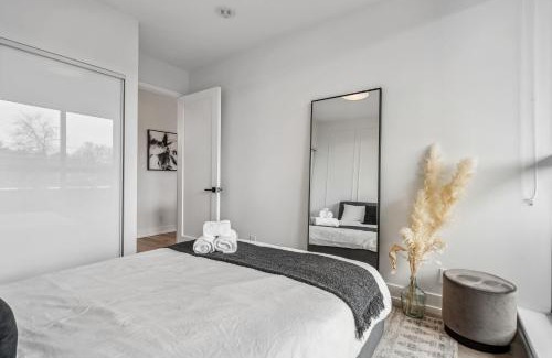 Mount Pleasant West Apartment | Designer Yonge & Eglinton Gem, Parking, 65 TV
