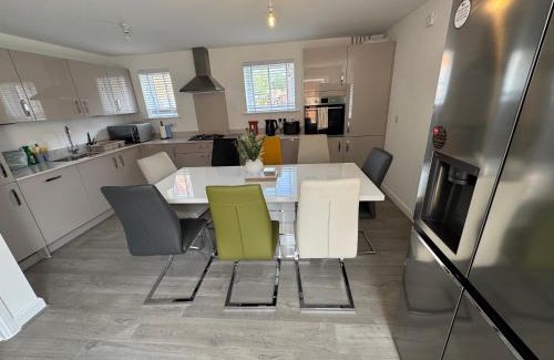 Broad Oak Apartment | Detached 4BR House - Private Garden, Garage & Parking - Perfect for Long Stays, Families, Contractors