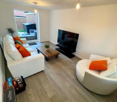 Broad Oak Apartment | Detached 4BR House - Private Garden, Garage & Parking - Perfect for Long Stays, Families, Contractors