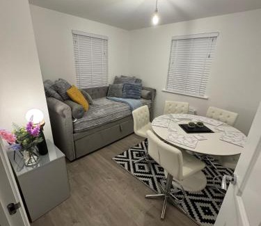 Broad Oak Apartment | Detached 4BR House - Private Garden, Garage & Parking - Perfect for Long Stays, Families, Contractors