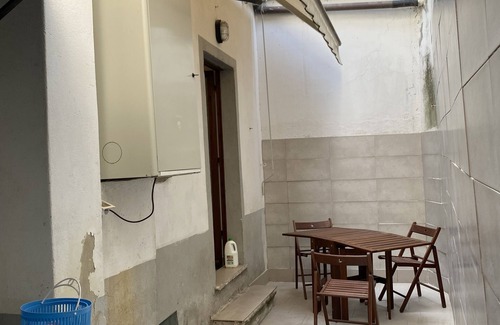 Intra Bed & Breakfast | Detached apartment with small terrace in the center 2 minutes from the lake