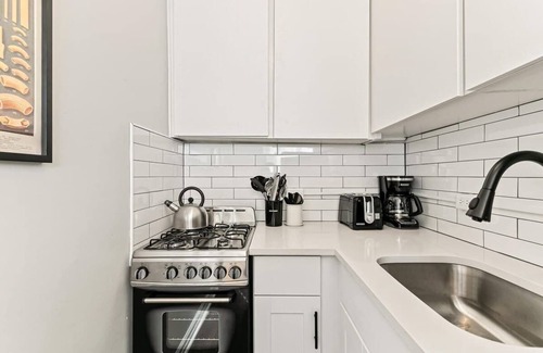 City Park Apartment | Detroit by Modern Midstay | On City Park! #T18