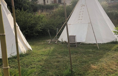 La Serpent RV Rental | Deux Tepees Equipe Pour 4 Personne Avec Cuisine Dété sur Terrain 350m2