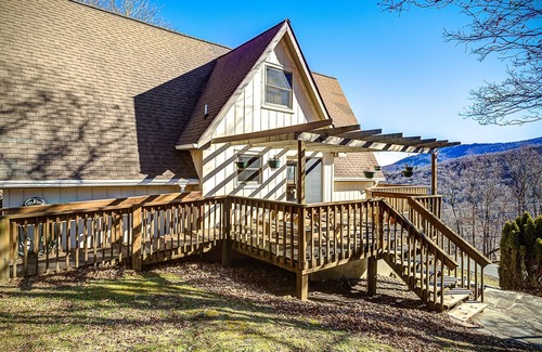 Seven Devils Ski Chalet | Devils Gem Views, Firepit, Wi-Fi, Close to Hiking!