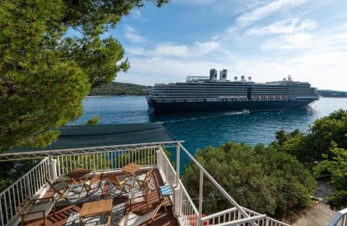 Lozica House | Diamond Sea - Vacation House with Private Parking and a Big Terrace over the Sea