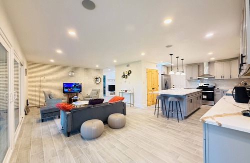 Dickinson Villa | Dickinson Bayou Front Retreat Gateway Spacious 5-bedroom with Water view fishing