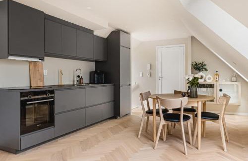 Bergen City Centre House | Dinbnb Apartments I Mid-City Luxury with Mini Balcony and Smart TV & Sound System
