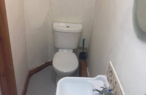 Llanrhaeadr-ym-Mochnant Apartment | Dine & Rest, 1 bedroom apartment at little India