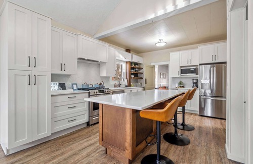 Drumheller House | Dino's Last Post | Sleeps 8 | Private Backyard! |