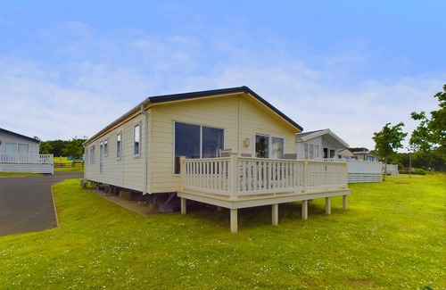 Cowes House | DISCOUNTED FERRIES with Medina Rise Lodge