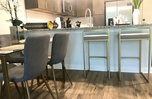 Deerwood House | DISCOUNTED/Stunning 1/1 Villa located near Mayo, UF, Jax Beach, & JAGs Stadium.