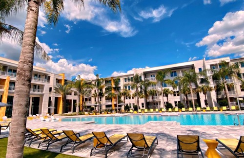 Deerwood House | DISCOUNTED/Stunning 1/1 Villa located near Mayo, UF, Jax Beach, & JAGs Stadium.