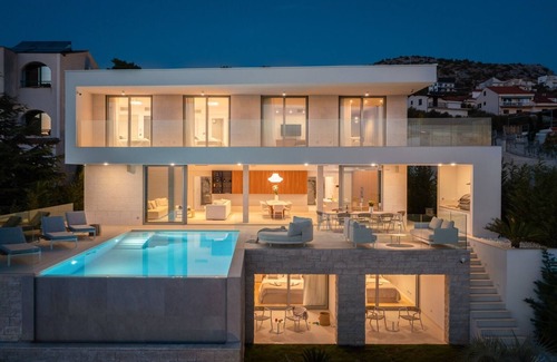 Primosten Villa | Discover a new level of luxury: A perfect blend of beachfront and comfort.