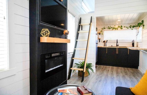 Apple Valley Cabin | Discover Red Mountain Beauty: Spacious Tiny House in Apple Valley, Utah