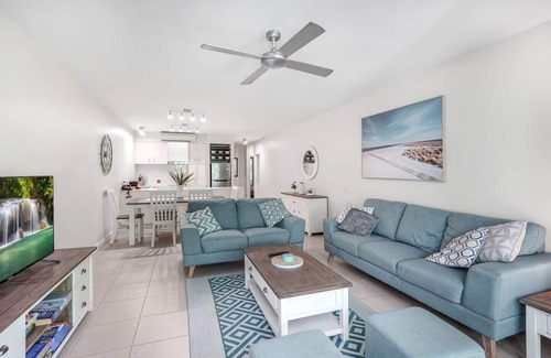 Palm Cove Resort | Dive Straight in from this Breezy Poolside Oasis