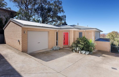 Albury House | Divine Views on Roper - Glorious three bedroom, two bathroom townhouse with views to die for!