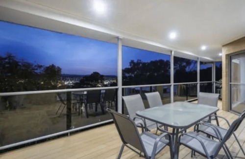 Albury House | Divine Views on Roper - Glorious three bedroom, two bathroom townhouse with views to die for!