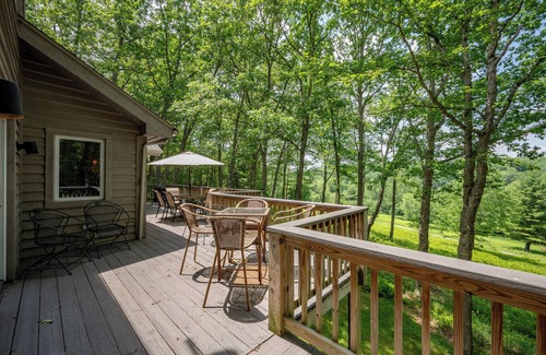 North Glade Hills House | Do Friendly Retreat w/Deck & Meadow Views