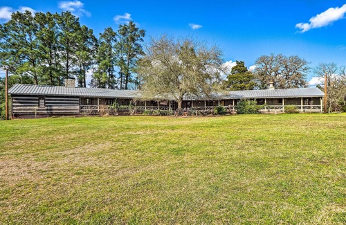 La Grange Cabin | Dock on Lake Siesta: Spacious La Grange Retreat!