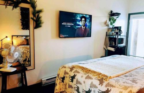 Granby Apartment | DOCO Rocky Mountain Vacation Rental-King Room with Resort Amenities