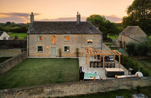 Lechlade Cottage | Dog friendly holiday home with a hot tub - Green Farm