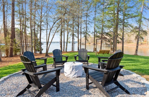 Littleton Cottage | Dog Friendly, 370+ ft of Waterfront, dock access and kayaks!