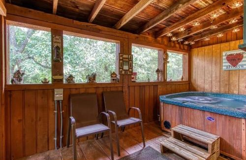 Gatlinburg - Pigeon Forge House | Dog friendly, adorable 1BR log cabin with hot tub and screen in porch!