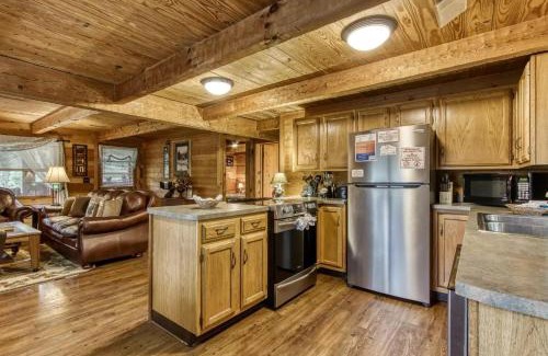Gatlinburg - Pigeon Forge House | Dog friendly, adorable 1BR log cabin with hot tub and screen in porch!
