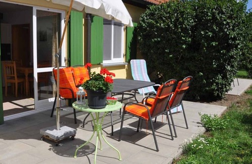 Bad Windsheim Apartment | Dog-friendly and barrier-free bright vacation apartment with garden