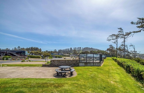Agate Beach RV Rental | Dog Friendly, Available with 50AMP, 30AMP, Water and Sewer hook up's, WiFi