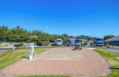 Agate Beach RV Rental | Dog Friendly, Available with 50AMP, 30AMP, Water and Sewer hook up's, WiFi