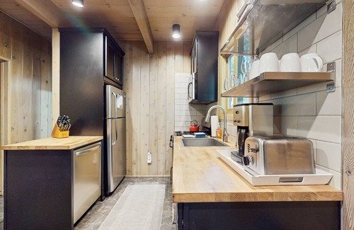 Arrowhead Villas House | Dog-friendly cabin near lake with large deck and great location