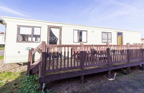 Lowestoft House | Dog friendly caravan at North Denes in Suffolk by the beach ref 40075ND