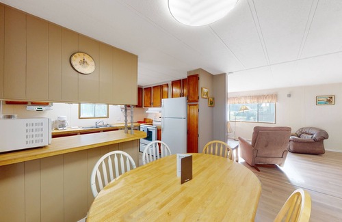 Christina Lake House | Dog-friendly cottage w/full kitchen, deck, & firepit - near playground & beach